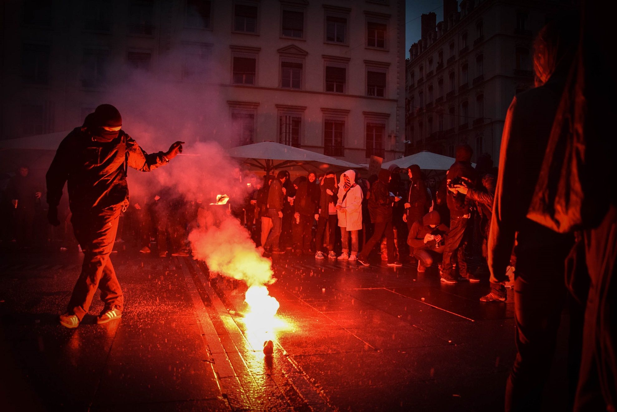 L'extrême gauche manifeste contre l'élection présidentielle place des Terreaux.